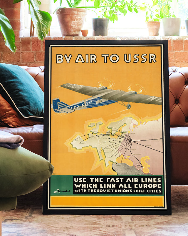Historisches Flugreise Poster – By Air to USSR 1934 Poster – FineArt Wandbild, moderne Kunst & Fine Art Print von Spawnd, handgefertigt & Made in Germany