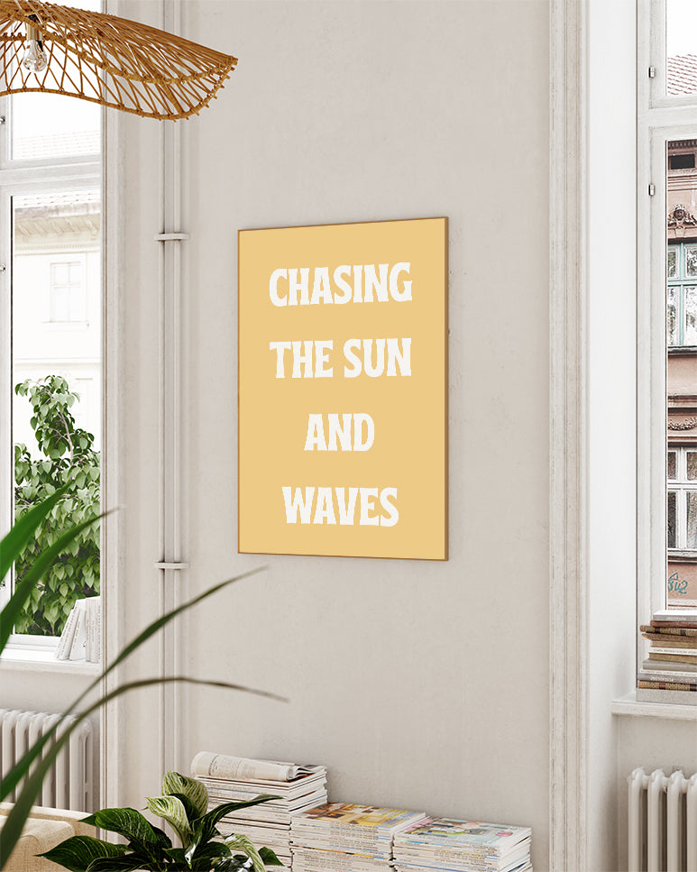 Typografie Poster mit Spruch – Chasing the Sun and Waves Poster – FineArt Wandbild, moderne Kunst & Fine Art Print von Spawnd, handgefertigt & Made in Germany
