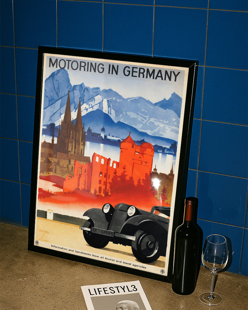 Vintage Deutschland Poster – Motoring in Germany Alpen Poster – FineArt Wandbild, moderne Kunst & Fine Art Print von Spawnd, handgefertigt & Made in Germany