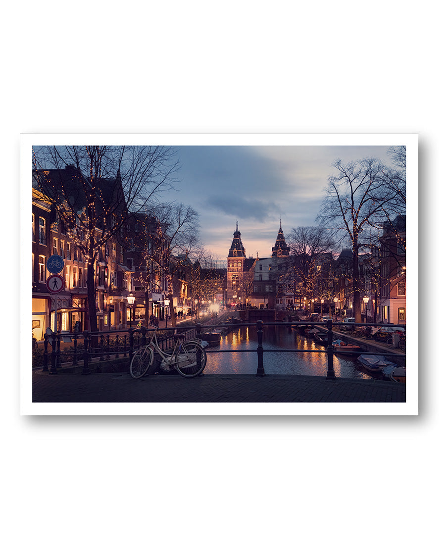 Amsterdam in the evening Poster – FineArt Wandbild, moderne Kunst & Fine Art Print von Spawnd, handgefertigt & Made in Germany