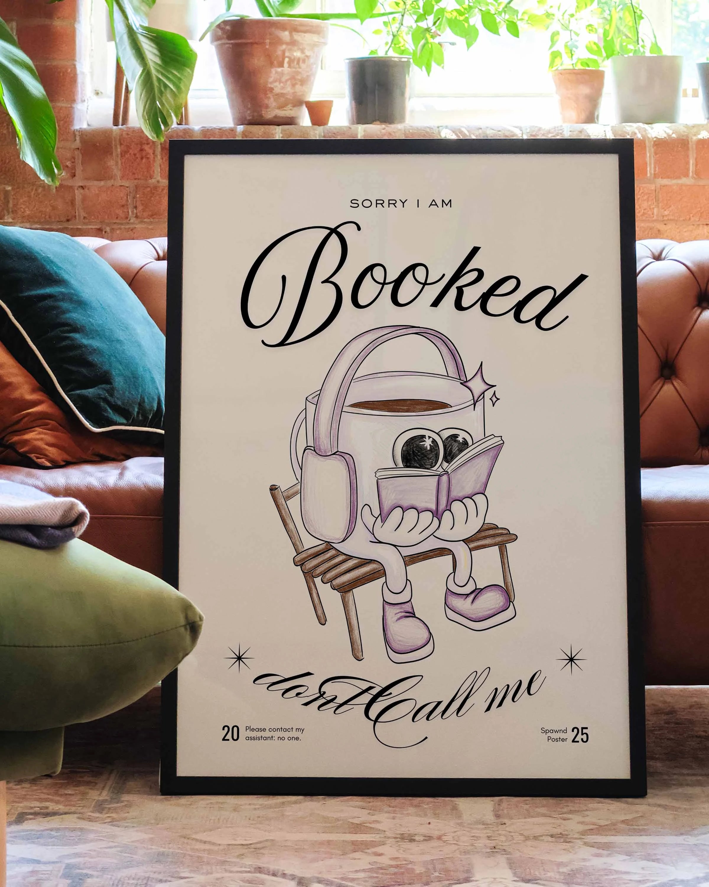 Booked | Illustration Poster – Spawnd® im Wohnzimmer auf Boden gelehnt, zeigt stilvolle Einrichtungsidee mit humorvollem Wandbild im Cartoon-Stil.