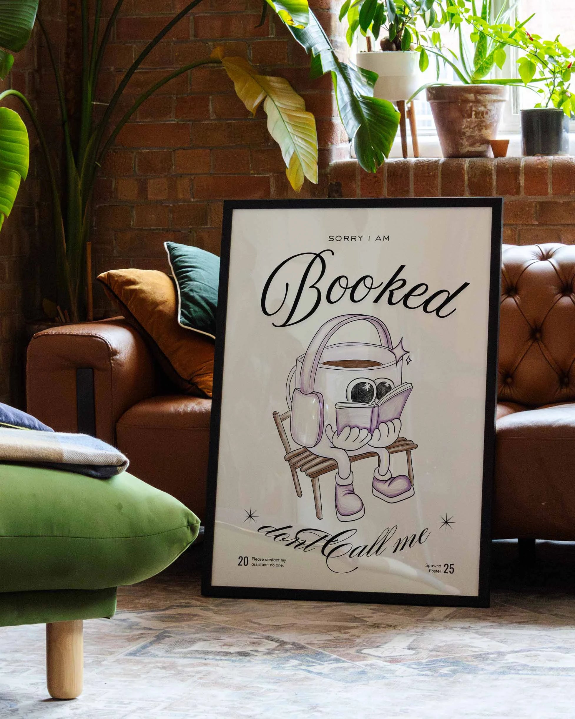 Spawnd® Booked | Illustration Poster in modernem Wohnzimmer mit Pflanzen und Ledersofa. Perfekter Print für kreative und entspannte Raumgestaltung.