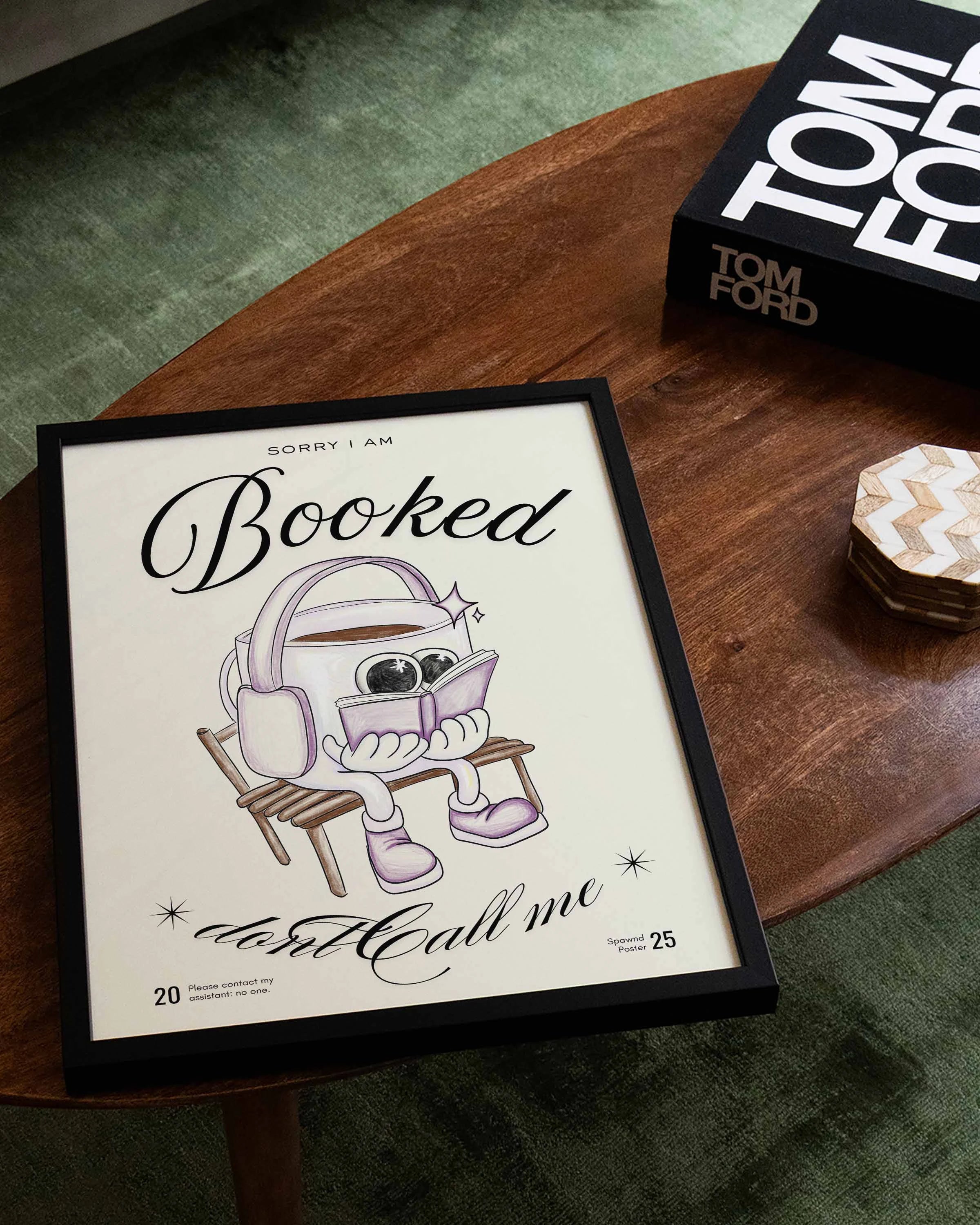 Booked | Illustration Poster – Spawnd® auf Holztisch mit Designbuch. Witziger FineArt Print als stilvolles Deko-Element für Wohnzimmer oder Büro.