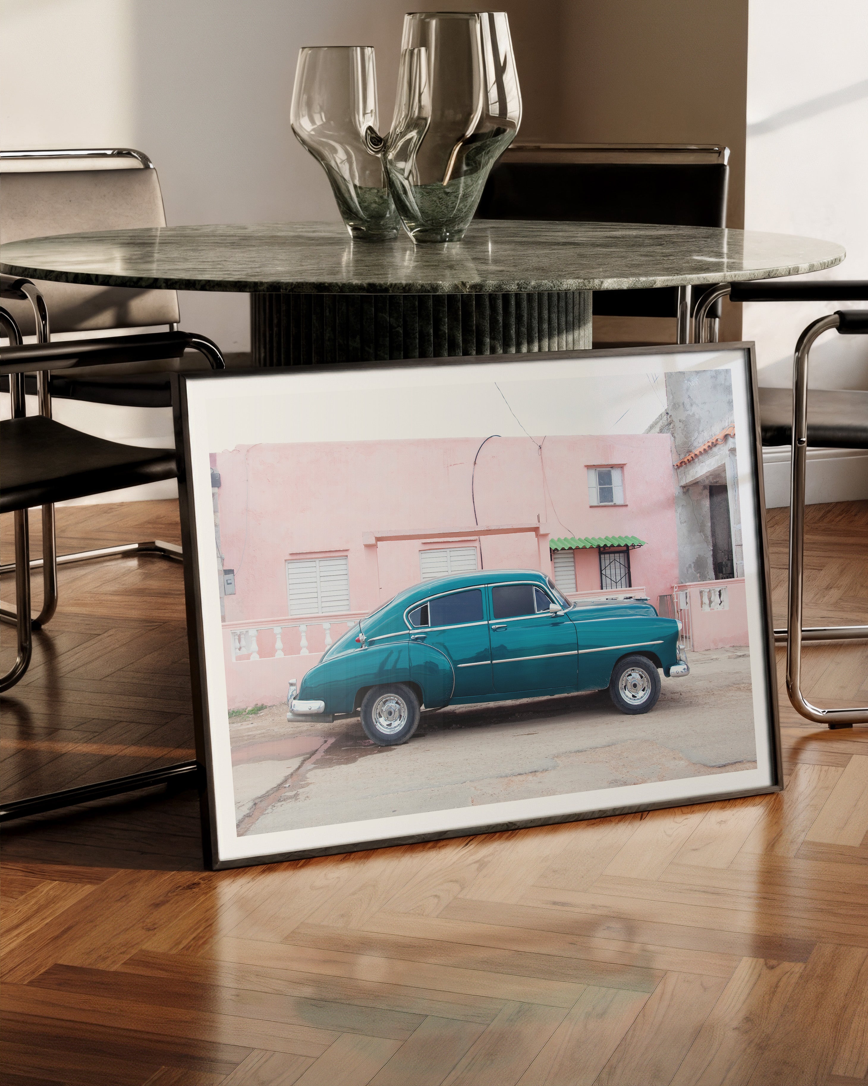 Car in Havanna Poster – FineArt Wandbild, moderne Kunst & Fine Art Print von Spawnd, handgefertigt & Made in Germany
