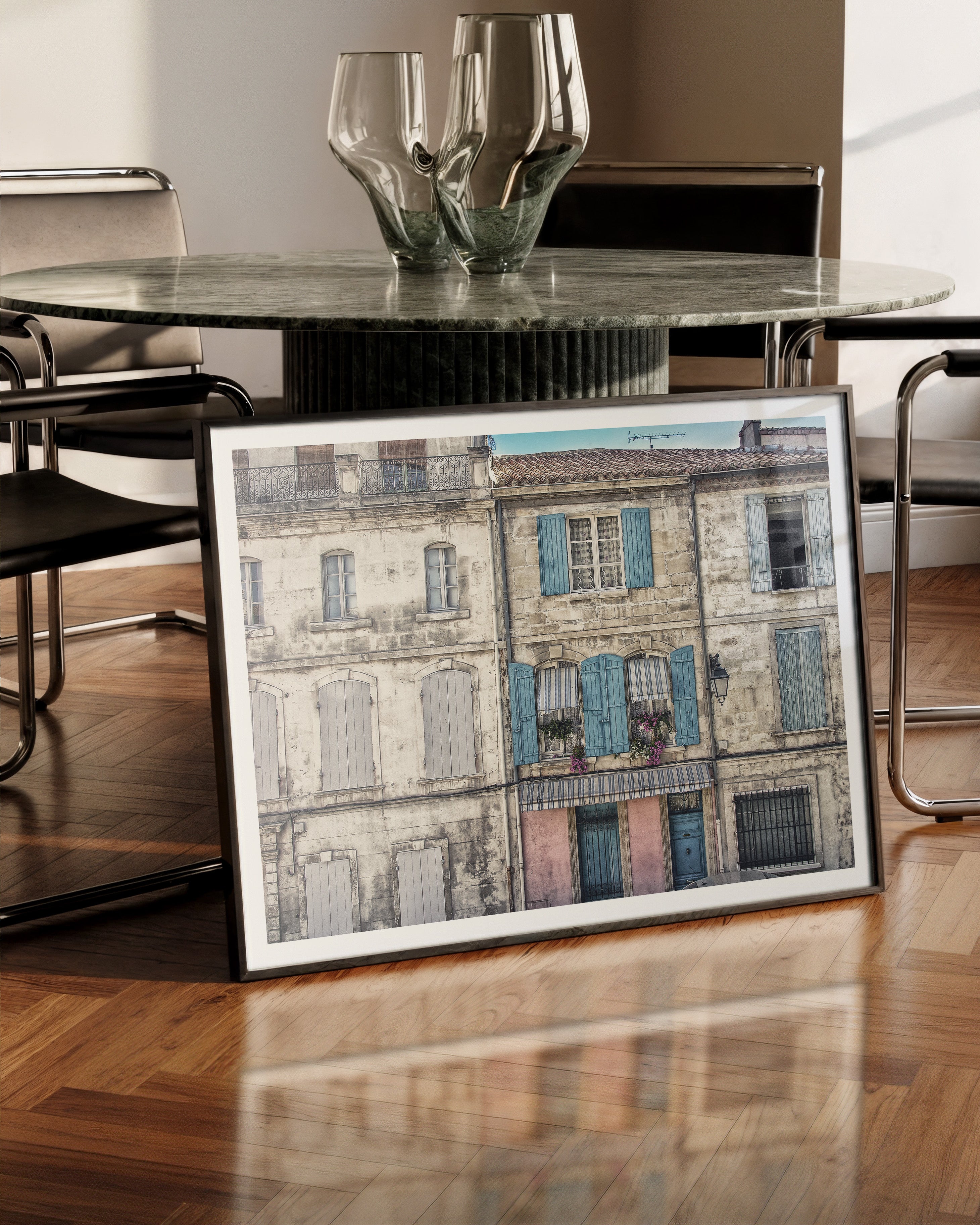 Fenster der Provence Poster – FineArt Wandbild, moderne Kunst & Fine Art Print von Spawnd, handgefertigt & Made in Germany