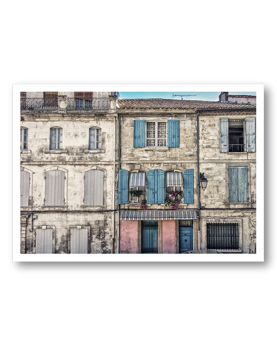 Fenster der Provence Poster – FineArt Wandbild, moderne Kunst & Fine Art Print von Spawnd, handgefertigt & Made in Germany