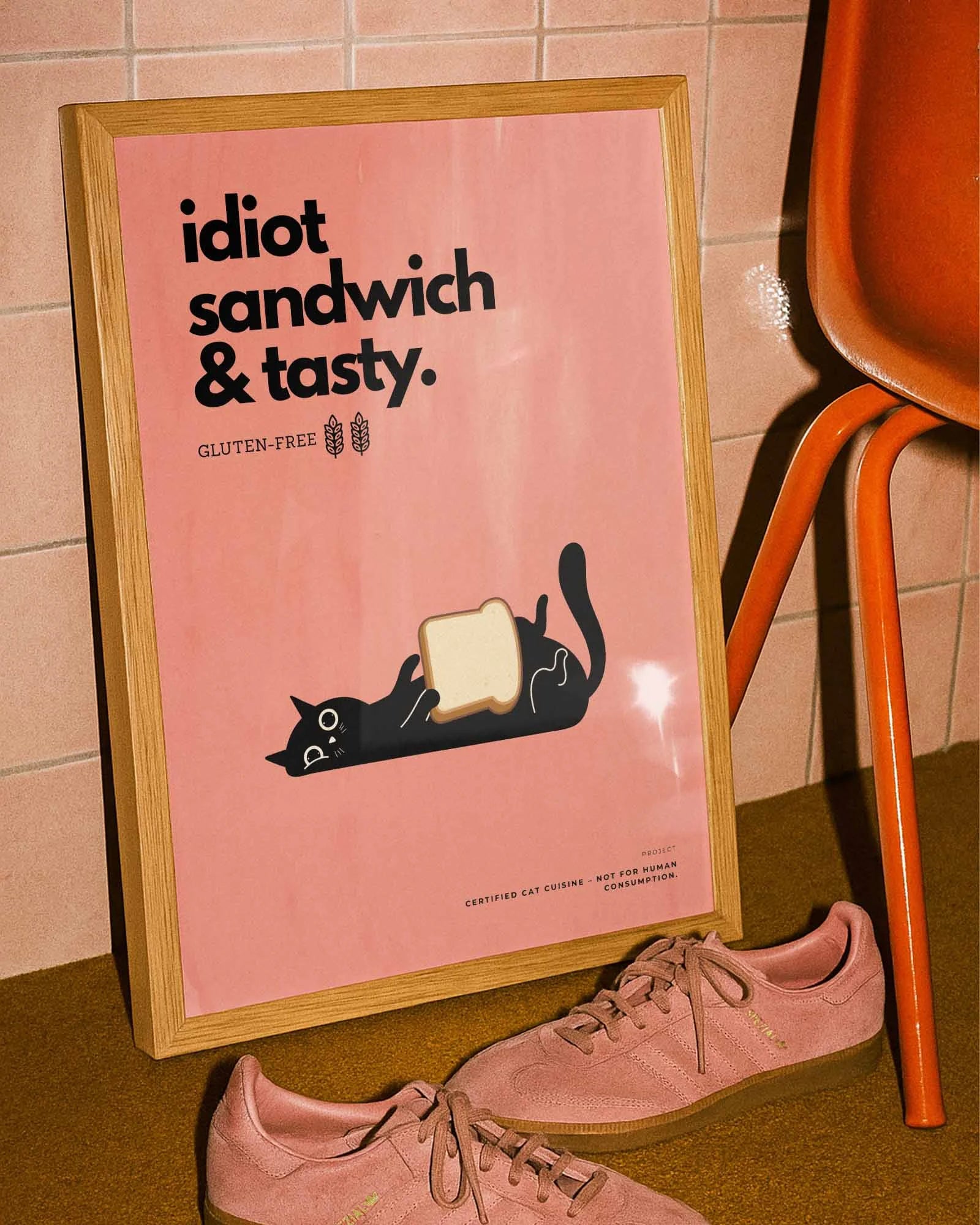 Idiot Sandwich Poster – FineArt Wandbild, moderne Kunst & Fine Art Print von Spawnd, handgefertigt & Made in Germany
