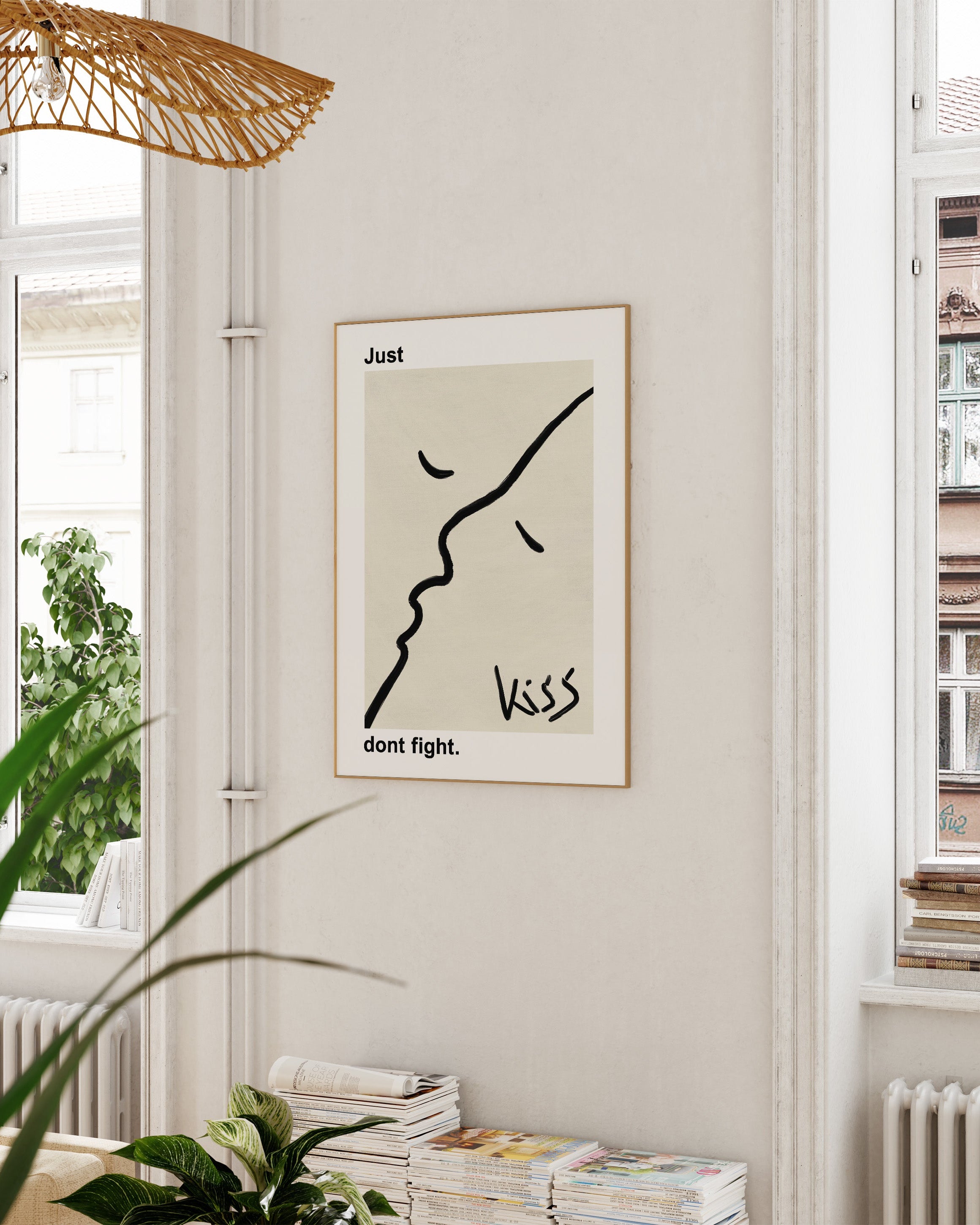 Just Kiss Poster im Wohnzimmer – Fine Art Print – Spawnd