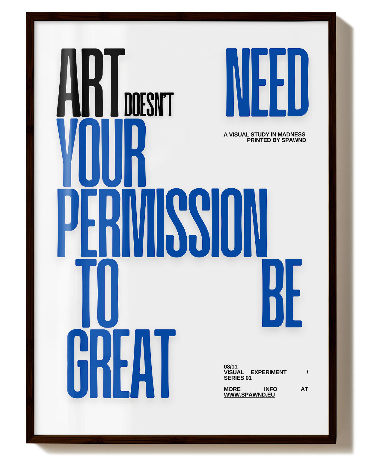 Permission | Typografie Poster – Spawnd® in Schwarz und Blau mit inspirierendem Zitat, gerahmt als FineArt Print für moderne Wohnräume.