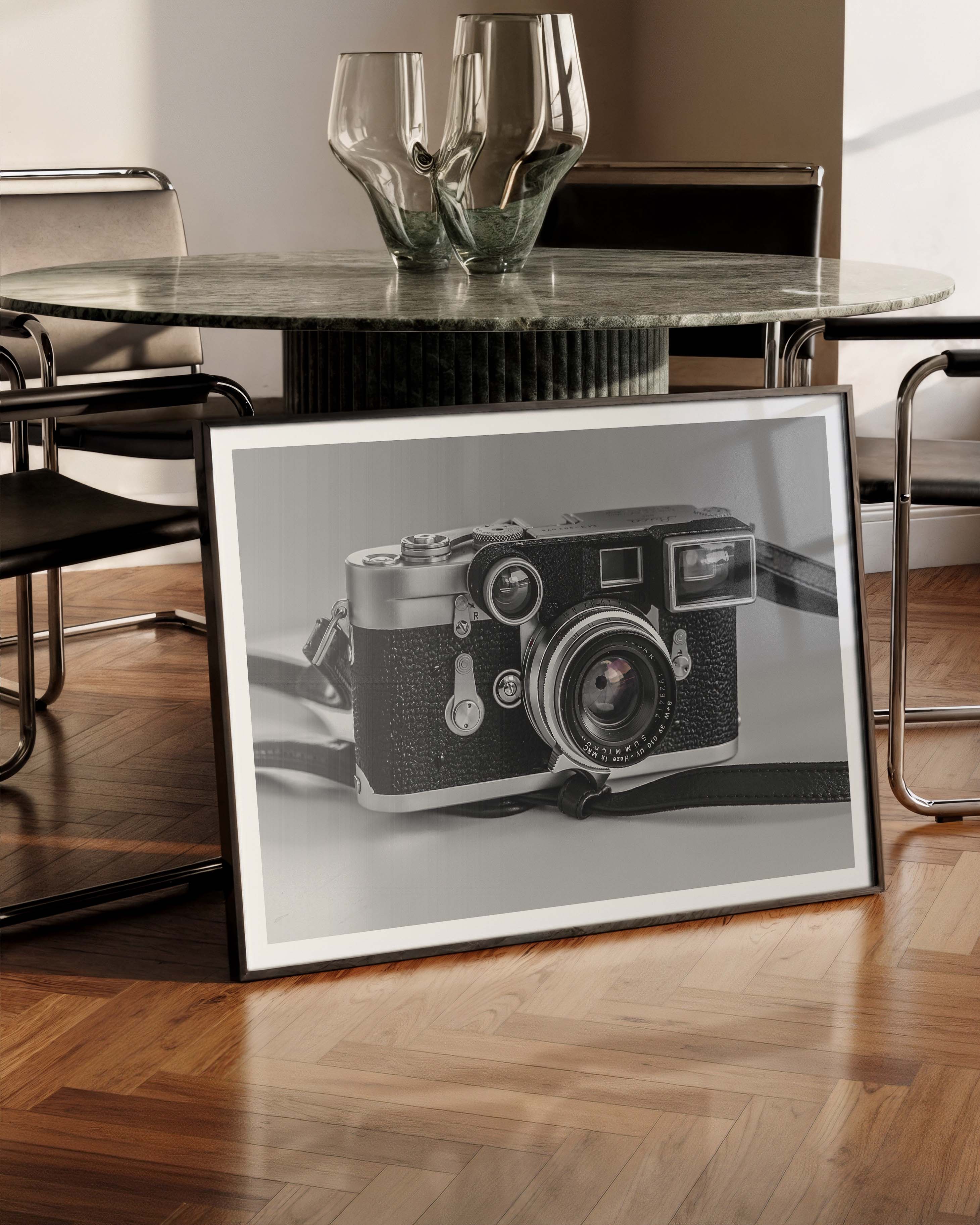 Retro camera Poster – FineArt Wandbild, moderne Kunst & Fine Art Print von Spawnd, handgefertigt & Made in Germany