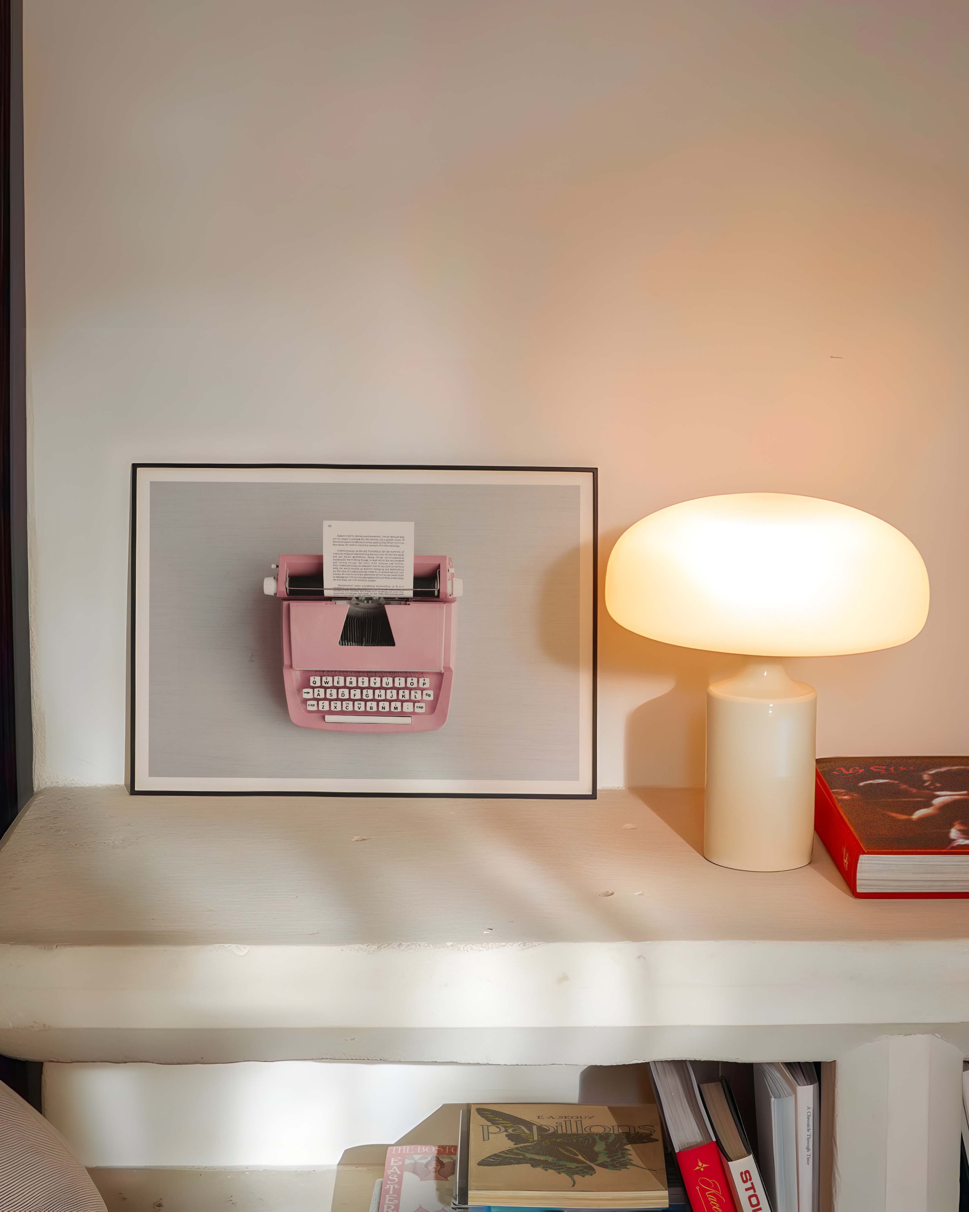 Schreibmaschine Rosa Poster – FineArt Wandbild, moderne Kunst & Fine Art Print von Spawnd, handgefertigt & Made in Germany