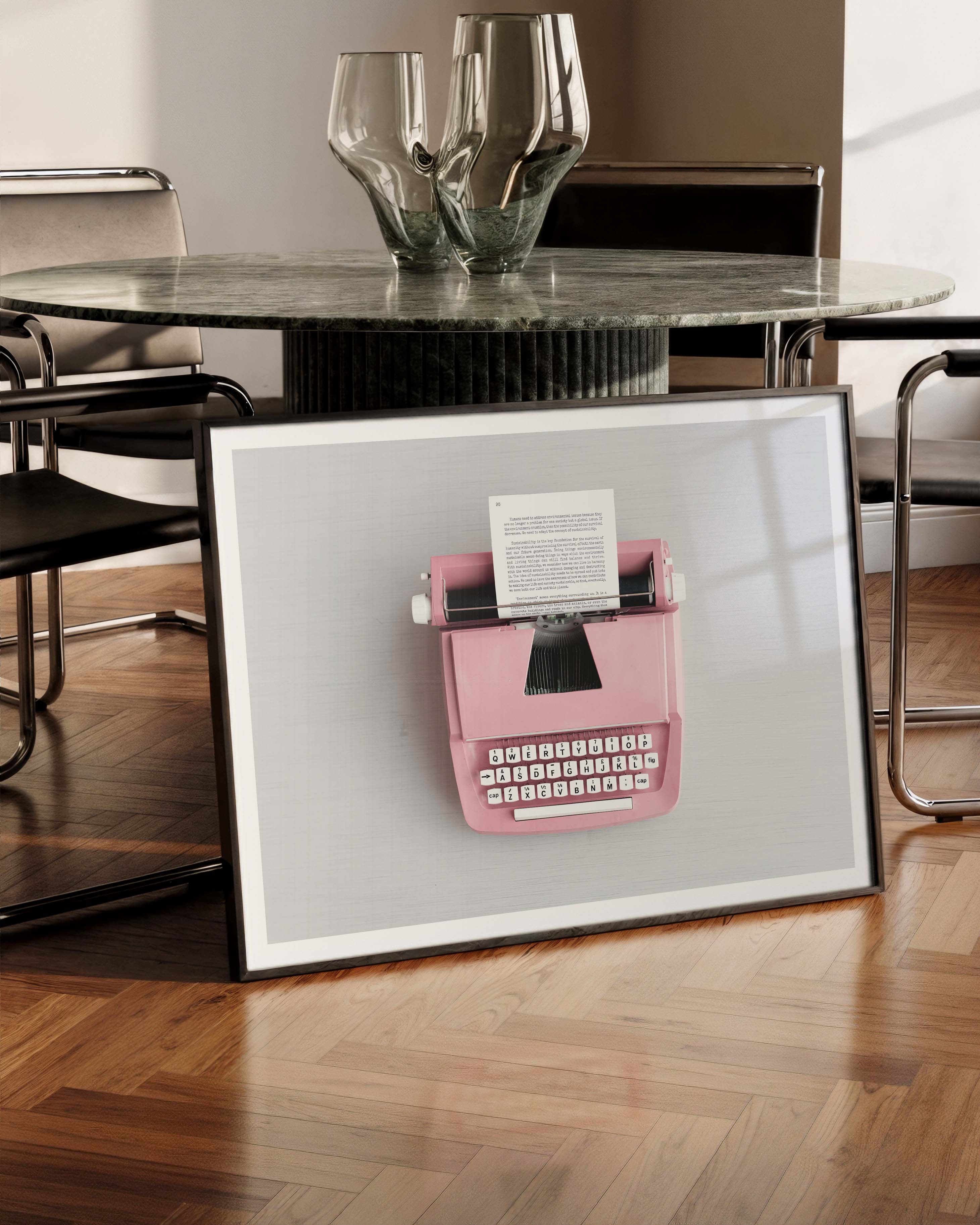 Schreibmaschine Rosa Poster – FineArt Wandbild, moderne Kunst & Fine Art Print von Spawnd, handgefertigt & Made in Germany