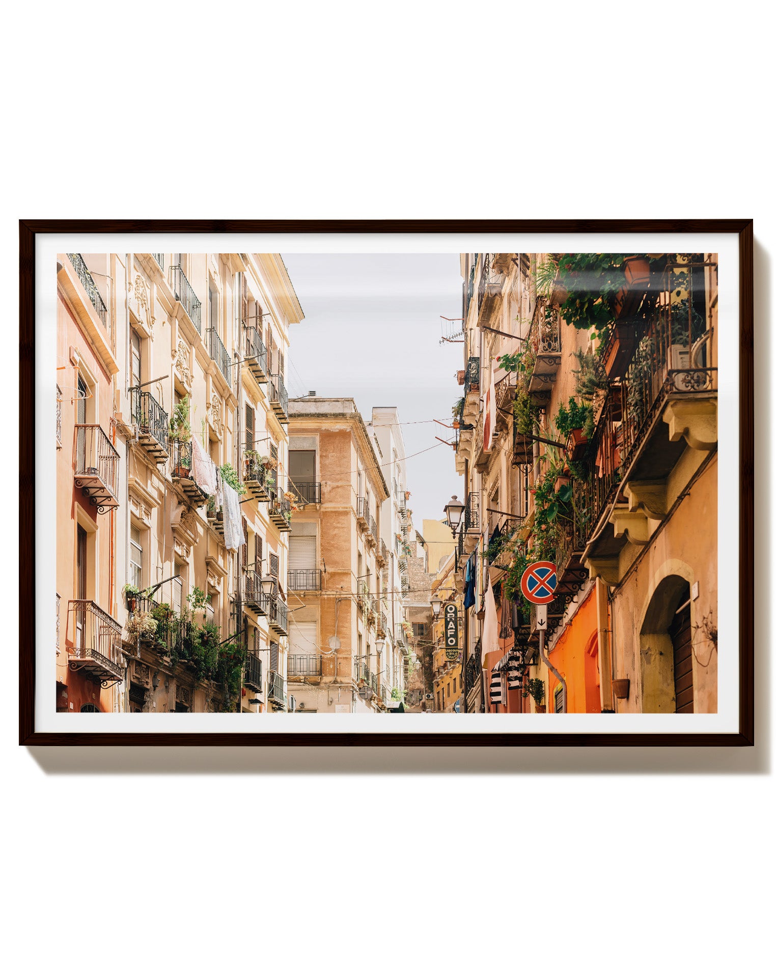 Street in Cagilari Poster – FineArt Wandbild, moderne Kunst & Fine Art Print von Spawnd, handgefertigt & Made in Germany