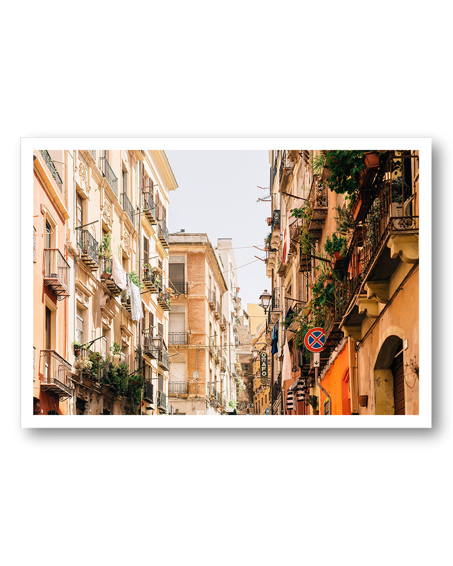 Street in Cagilari Poster – FineArt Wandbild, moderne Kunst & Fine Art Print von Spawnd, handgefertigt & Made in Germany