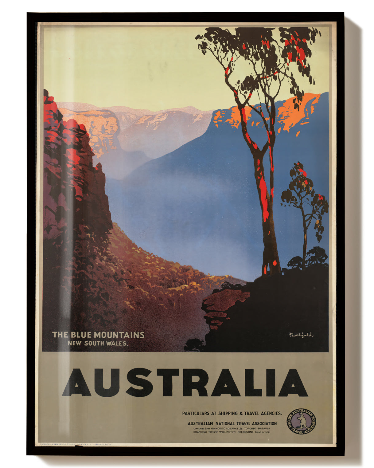 Vintage Australien Reise Poster – Blue Mountains New South Wales Poster – FineArt Wandbild, moderne Kunst & Fine Art Print von Spawnd, handgefertigt & Made in Germany