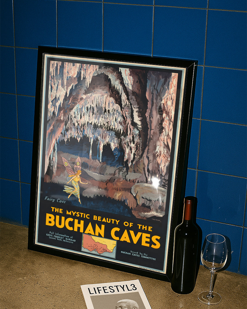 Vintage Australien Höhlen Poster – Buchan Caves Poster – FineArt Wandbild, moderne Kunst & Fine Art Print von Spawnd, handgefertigt & Made in Germany