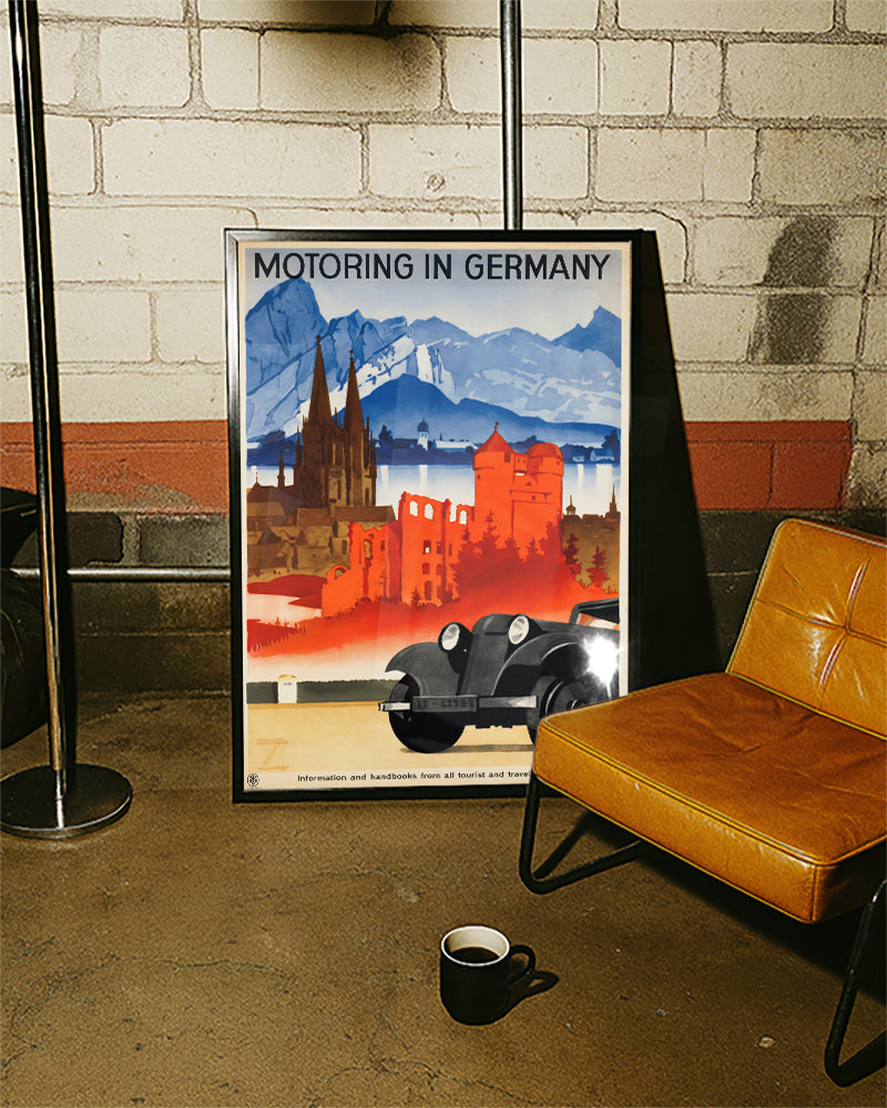 Vintage Deutschland Poster – Motoring in Germany Alpen Poster – FineArt Wandbild, moderne Kunst & Fine Art Print von Spawnd, handgefertigt & Made in Germany