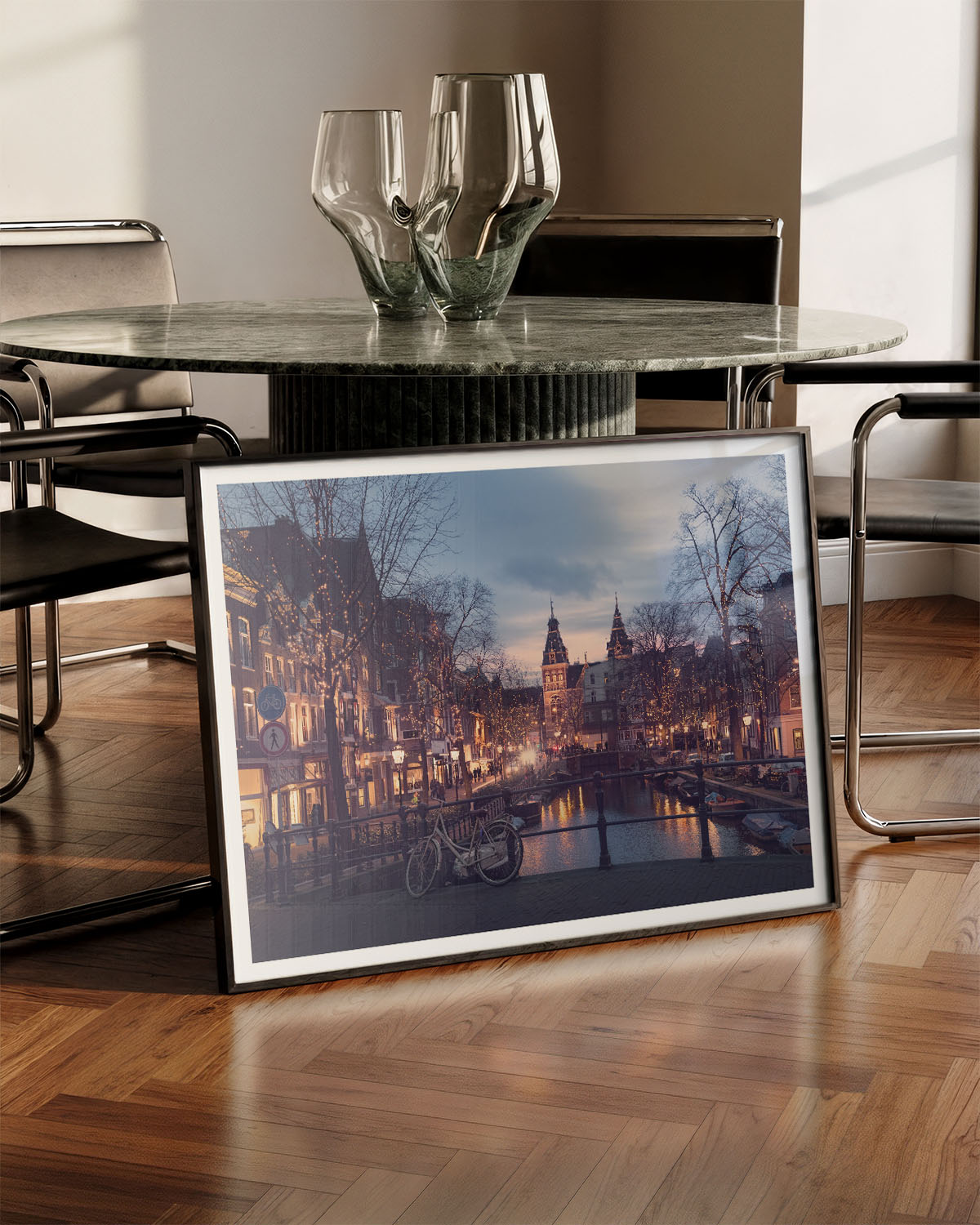 Amsterdam in the evening Poster – FineArt Wandbild, moderne Kunst & Fine Art Print von Spawnd, handgefertigt & Made in Germany