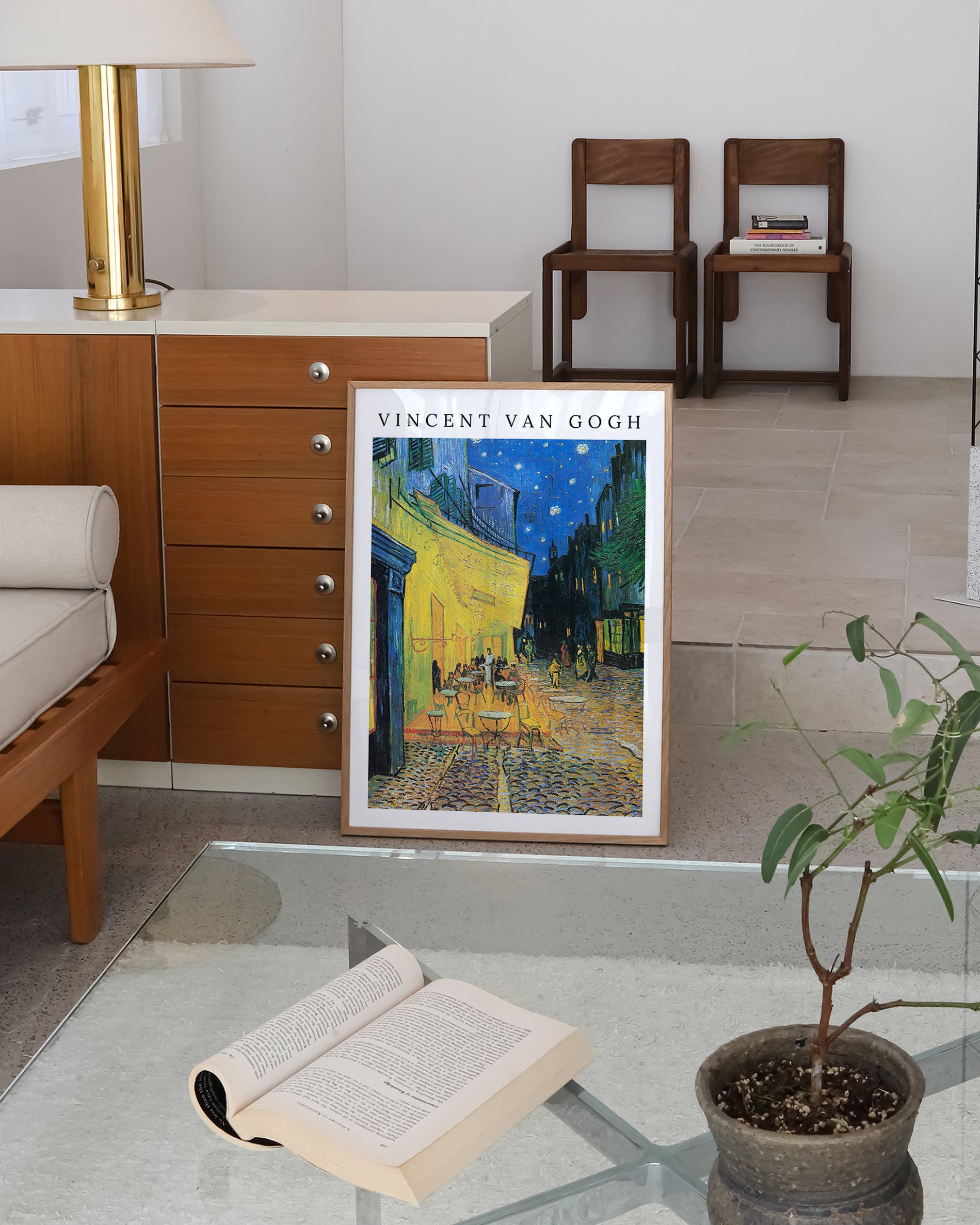 Café Terrace at Night Poster – FineArt Wandbild, moderne Kunst & Fine Art Print von Spawnd, handgefertigt & Made in Germany