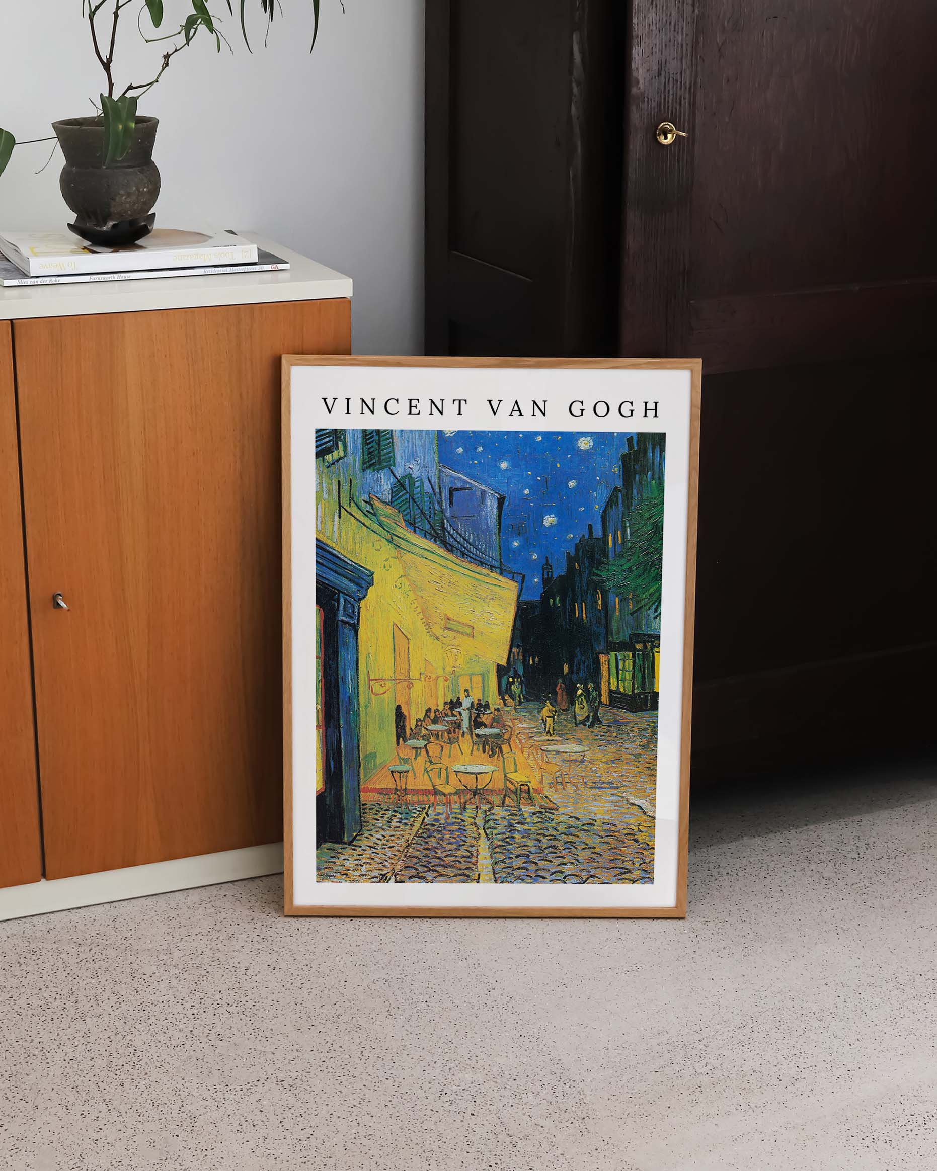 Café Terrace at Night Poster – FineArt Wandbild, moderne Kunst & Fine Art Print von Spawnd, handgefertigt & Made in Germany