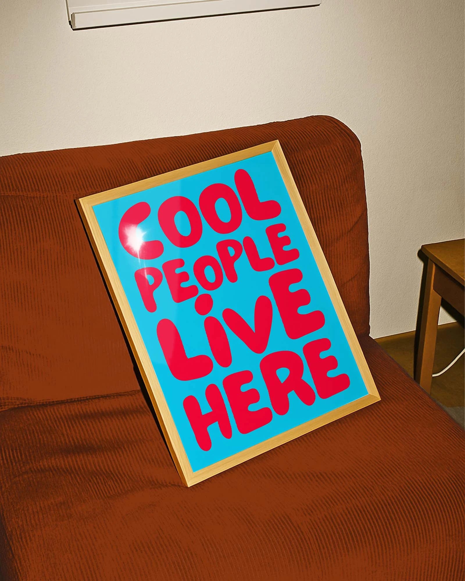 Cool people live here Poster – FineArt Wandbild, moderne Kunst & Fine Art Print von Spawnd, handgefertigt & Made in Germany