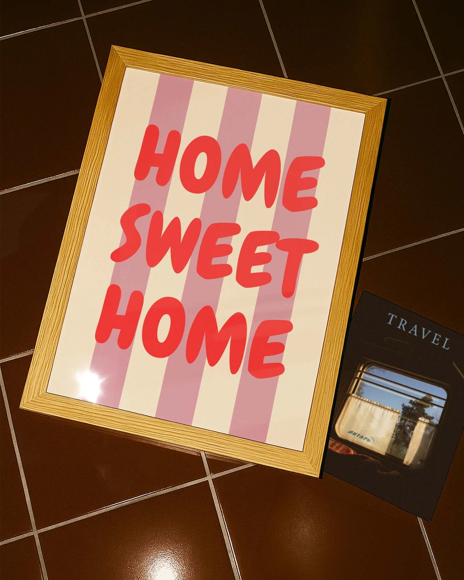 Home Sweet Home Poster – FineArt Wandbild, moderne Kunst & Fine Art Print von Spawnd, handgefertigt & Made in Germany