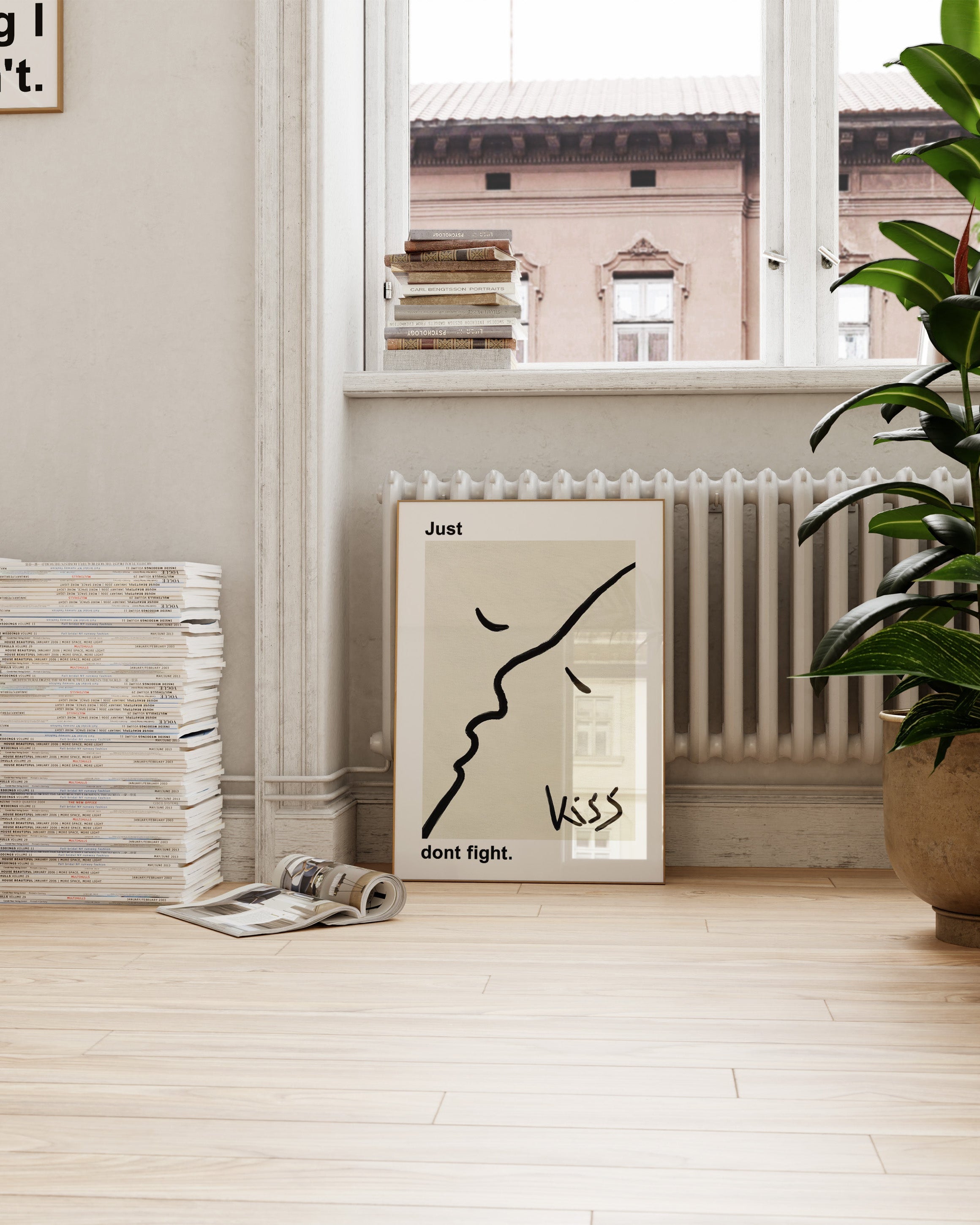 Just Kiss Poster im Wohnzimmer – Fine Art Print – Spawnd