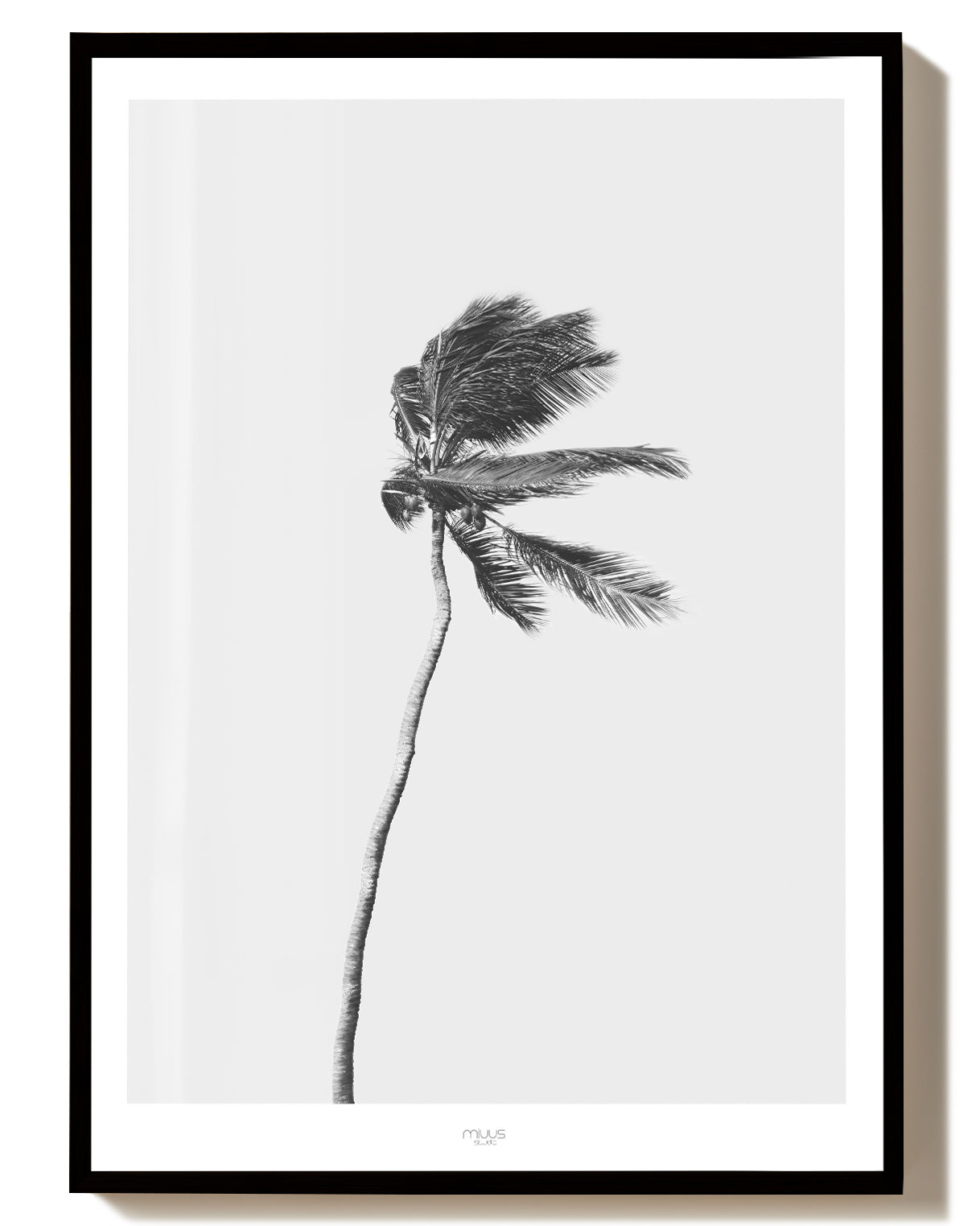 Minimal Windige Palme Poster – Minimal Windy Palm Poster – FineArt Wandbild, moderne Kunst & Fine Art Print von Spawnd, handgefertigt & Made in Germany