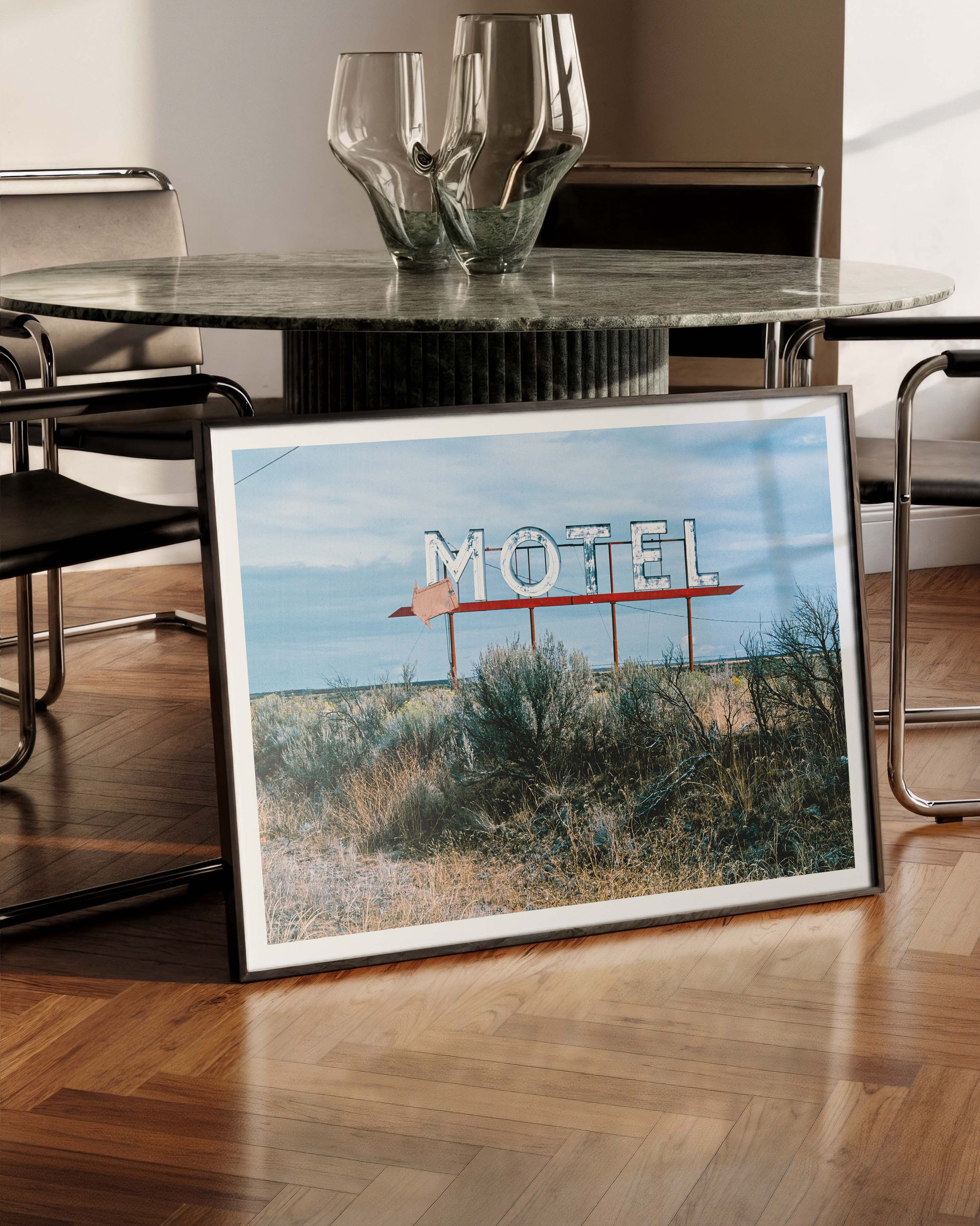 Motel Poster – FineArt Wandbild, moderne Kunst & Fine Art Print von Spawnd, handgefertigt & Made in Germany