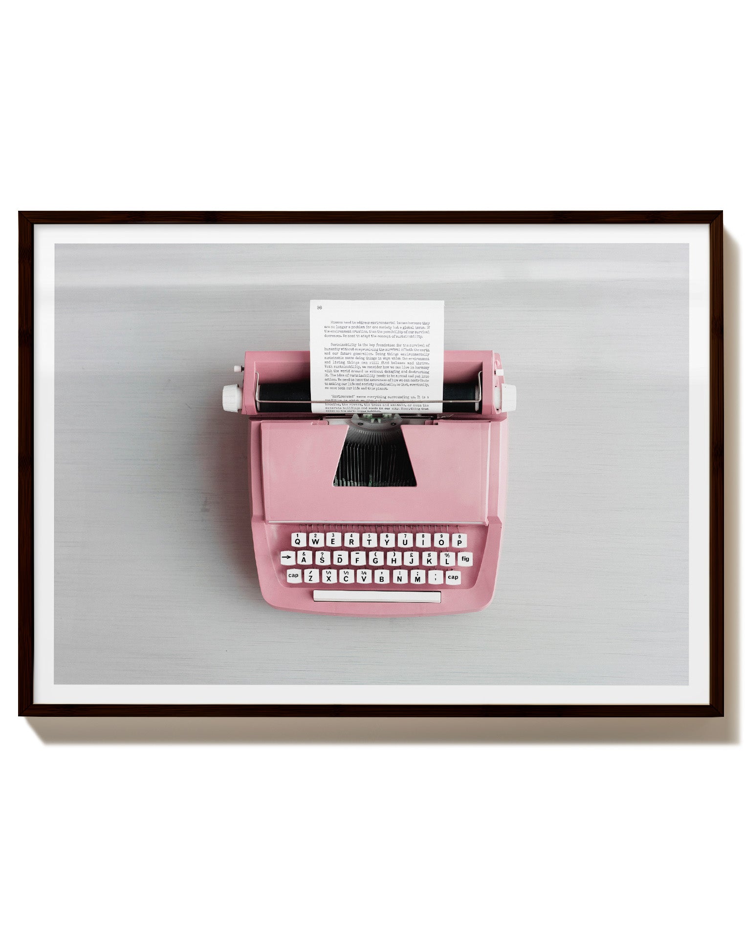 Schreibmaschine Rosa Poster – FineArt Wandbild, moderne Kunst & Fine Art Print von Spawnd, handgefertigt & Made in Germany