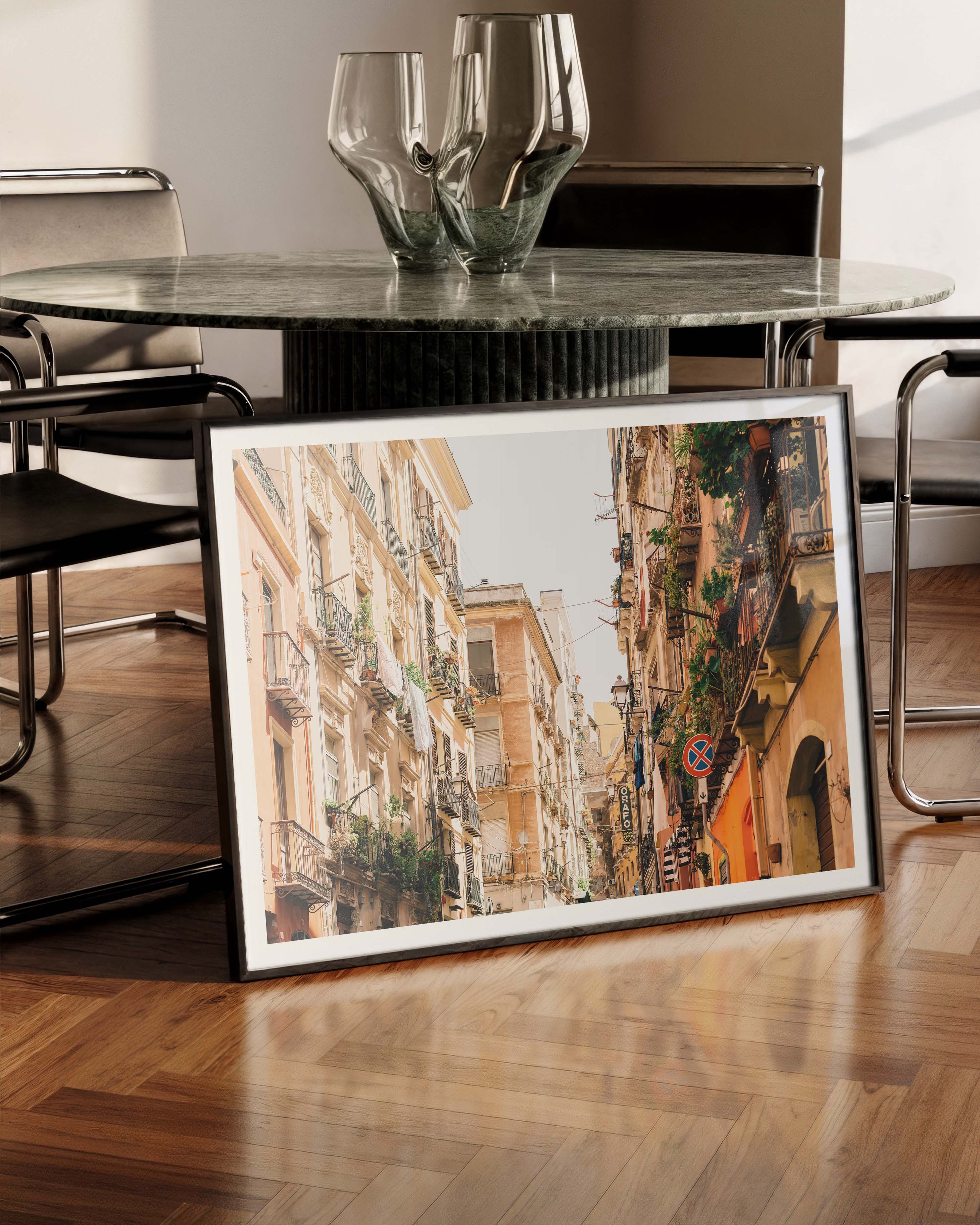 Street in Cagilari Poster – FineArt Wandbild, moderne Kunst & Fine Art Print von Spawnd, handgefertigt & Made in Germany